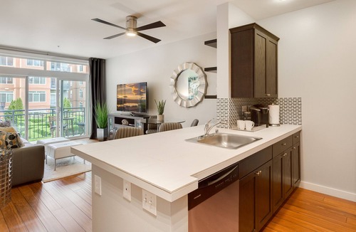 Belltown Condo | Modern 1 BR Quiet Condo in Seattle center, pool and fitness, FREE parking