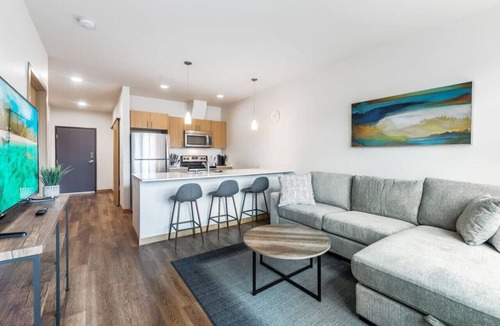 Downtown Apartment | Modern 1BR 1BA+Den!| Redmond| Fit for Long Stays-4