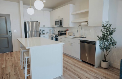 People's Freeway Apartment | Modern 1BR with Soul -Views, Wine & Wi-Fi