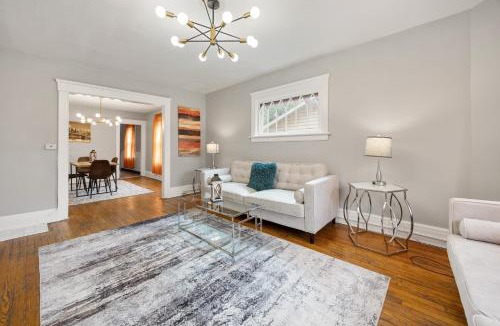 Southside Apartment | Modern 2BR Mins to Univ, Zoo, Destiny, Downtown