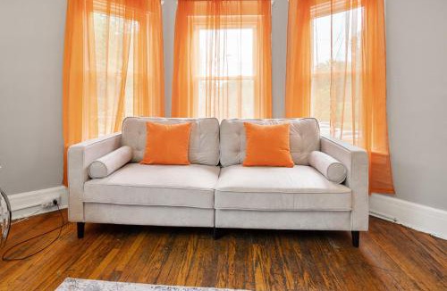 Southside Apartment | Modern 2BR Mins to Univ, Zoo, Destiny, Downtown
