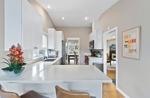 Phinney Ridge House | Modern 3BD house in walkable Ballard, family and dog-friendly, A/C, fenced yard
