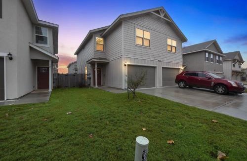 West San Antonio Apartment | Modern 3BR in Gated Community Near JBSA & SeaWorld Duplex