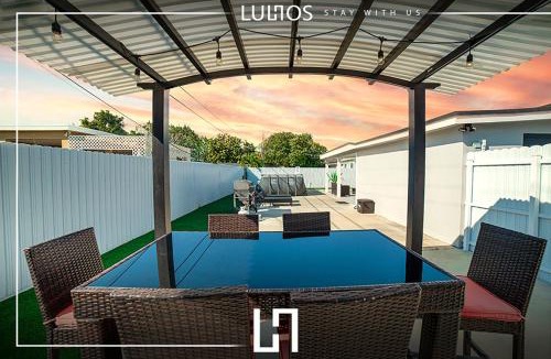 Coral Terrace House | Modern 6 bedroom home with Pool and BBQ in Miami L34