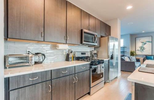 Lincoln Park House | Modern And Spacious Townhouse Blocks from Downtown