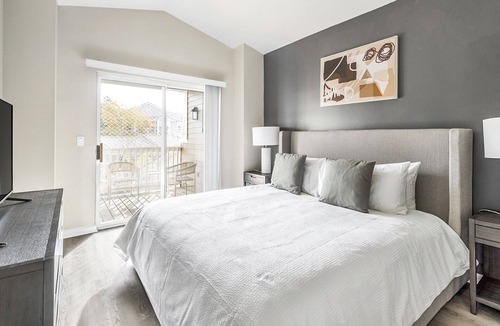Westridge Apartment | Modern Apartment in Prime Location (ID7578X85)