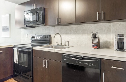 Longmont Apartment | Modern Apartment in Prime Location (ID6199X15)