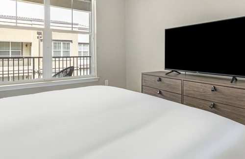 El Paso Apartment | Modern Apartment in Prime Location (ID7815X22)