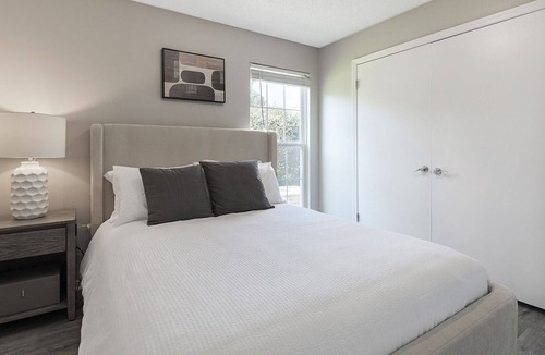 Cordova Apartment | Modern Apartment in Prime Location (ID9825X48)