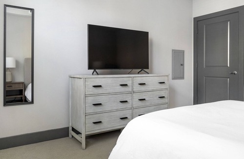 Parker Apartment | Modern Apartment in Prime Location (ID6298X53)