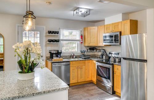 Oxon Hill Apartment | Modern Apt 11 Mi to DC Pets Welcome!