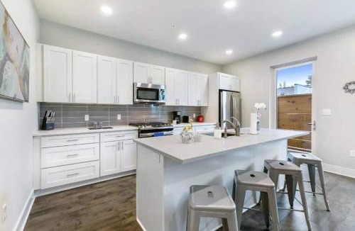New Orleans House | Modern Bywater Condo Pool & Gym