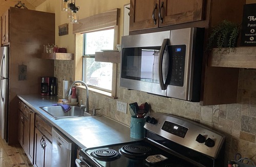 Uvalde Cabin | Modern Cabin with Hill Country Views
