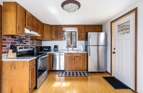 Ridgeway Ski Chalet | Modern Chalet w Hot Tub, Large Deck, Grill & WiFi
