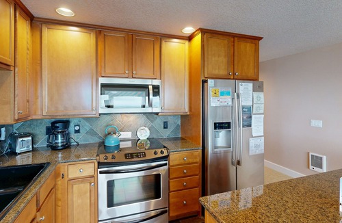 Rockaway Beach Condo | Modern Condo with Gorgeous Views, Balcony, & WiFi - Quick Walk to Beach