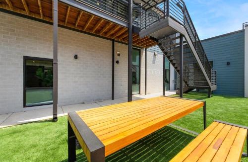 East Cesar Chavez Apartment | Modern Condo with Parking - A