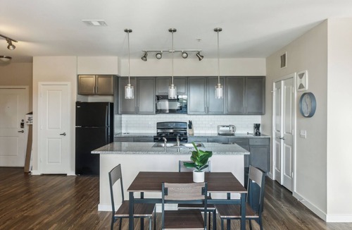 Southeast Houston Apartment | Modern Design I 2bd/2bth I Properties by Preston