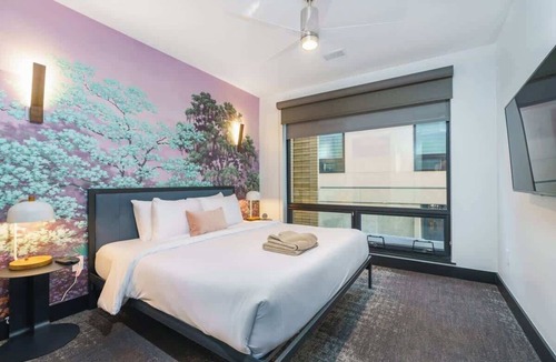 Berkeley Hotel | Modern & Family-Friendly Flat with Balcony Views!