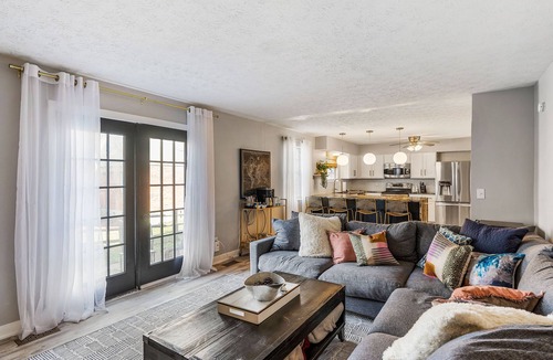Parkdale House | Modern home near highways, king beds, ping pong table