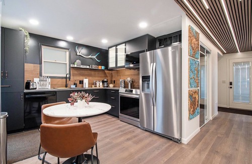 Aksarben - Elmwood Park House | Modern Lux King Suite, w/Hot tub, Central Omaha!