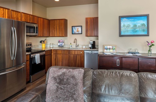 Buena Resort | Modern one bedroom in quiet lakeside retreat near wineries, dock, boats and more!