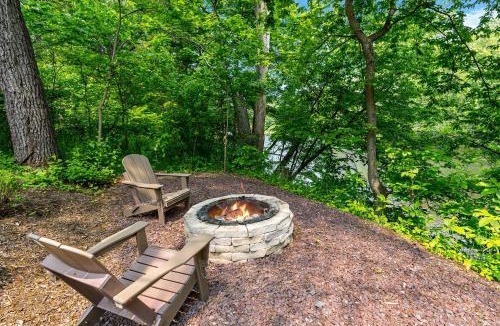 Rileyville House | Modern Riverside Cabin w Hot Tub Fire Pit Kayaks