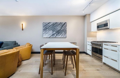 Berkeley House | Modern & Sleek Flat W Balcony & Roof Top Patio