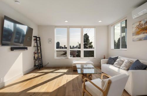 East Queen Anne Apartment | Modern Townhome with Space Needle View