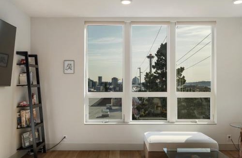 East Queen Anne Apartment | Modern Townhome with Space Needle View