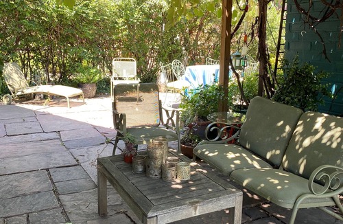 West Highland House | Modern Victorian 3 bedrooms dreamy private garden 1 block to Highlands shopping
