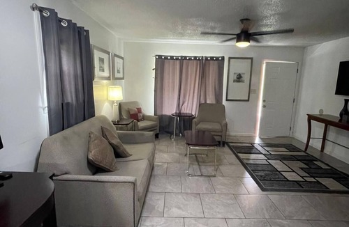 Raleigh House | MONTHLY STAYS-5 BR Secluded Cabin Style Compound-Abundant Parking-Near Airport
