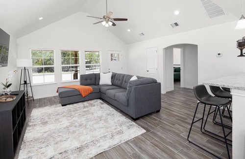 Spring Branch House | *Monthly Stays* Workspace, King bed, Boat parking!