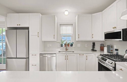 Belmont House | Montrose Manor- In the heart of Belmont!