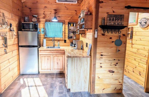 Hillsville Cabin | "Moonshine Mansion" Cozy tiny cabin in peaceful Fancy Gap.