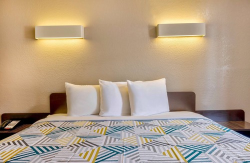 Bryan Hotel | Motel 6 Bryan, TX - College Station
