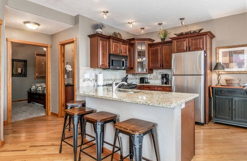 Estes Park Condo | Mount Cirrus 10B - 2 Br Condo with Private Hot Tub - Mountain Views