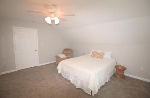 James Creek Apartment | Mountain Getaway with Lake View
