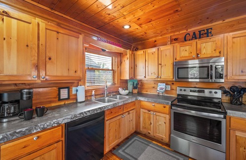 Sevierville Cabin | Mountain Paradise Awaits: A Luxurious Escape Packed with Comfort, Fun & Serenity