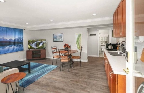 Ravenna Apartment | Mountain Themed Suite - Free Parking - Fast WIFI