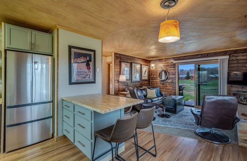 Clark Cabin | Mountain views, private access to the Elk river, fishing, hunting, hiking!