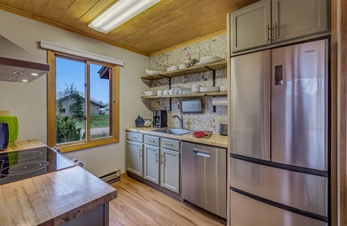 Clark Cabin | Mountain views, private access to the Elk river, fishing, hunting, hiking!