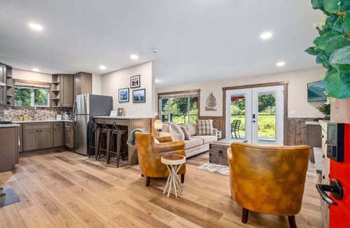 Gold Bar Cottage | Mt. Index Riverside with hot tub, wifi, grill, fireplace and more!