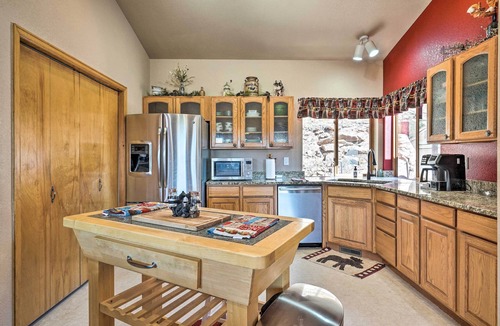 Cripple Creek Cabin | Mtn-View Cabin w/Deck, 3 Mi to Cripple Creek!