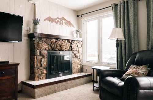 Copper Mountain Village House | MTN View - Close to Lifts - Heated Pool - Copper