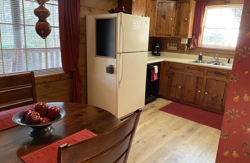 Gatlinburg - Pigeon Forge Cabin | Mtn.View from Hottub, A+ Location 2 Mi to PF.Pkwy,Not up Mtn,Private,SUPERCLEAN