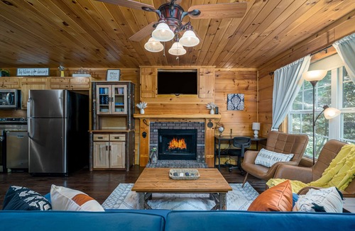 Williamstown Cabin | ☀️ Mtn view, Hot Tub, Fire Pit, Patio Swing, Giant Jenga,12 mi from Blue Ridge ⛰
