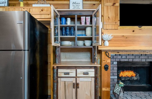 Williamstown Cabin | ☀️ Mtn view, Hot Tub, Fire Pit, Patio Swing, Giant Jenga,12 mi from Blue Ridge ⛰