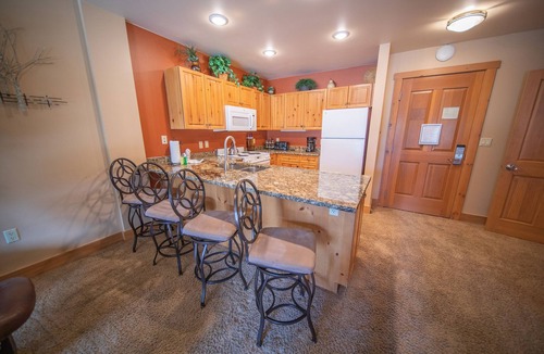 River Run Condo | Mtn Views, Walk to Slopes, Cozy Fireplace