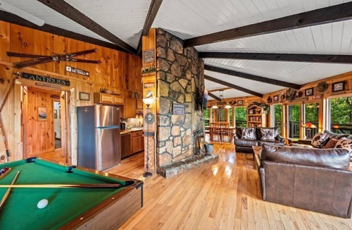 Chalet Village Cabin | MtnViews » large hot tub » pool table » 2 king, 2 queen beds (Le Rendezvous)