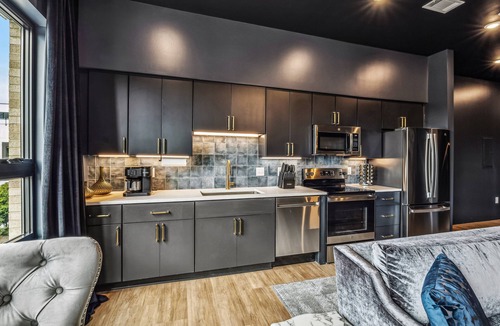 Edgehill Condo | Music Row, Close to Broadway at The Smokeshow in Downtown Nashville- Pool, Gym, Patio!